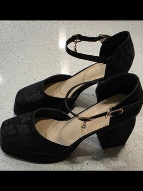🦇💋Black Embroidered Floral Design Heels Womens Unique